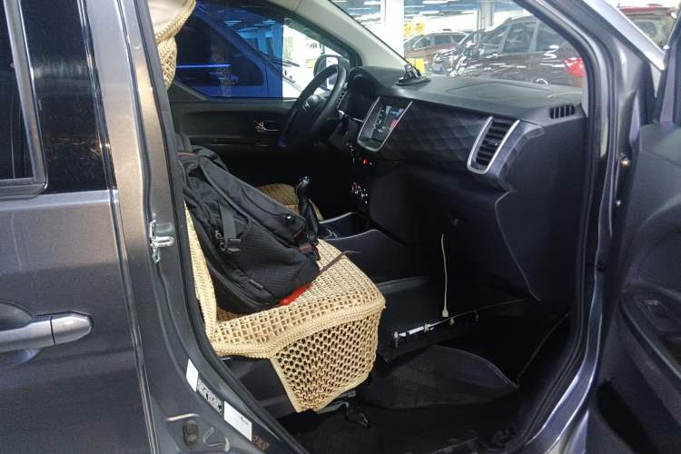 Used Jinbei Gold Hiace M Classic 2022 1.5L Engineering Lion Passenger Vehicle 5 Seats Right Front Seat
