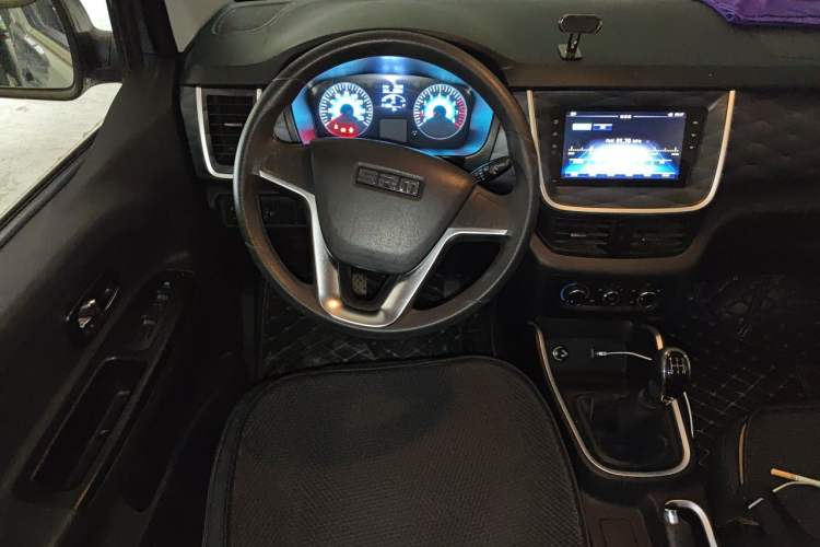 Used Jinbei Gold Hiace M Classic 2022 1.5L Travel Lion Passenger Van 6 Seats Steering Wheel