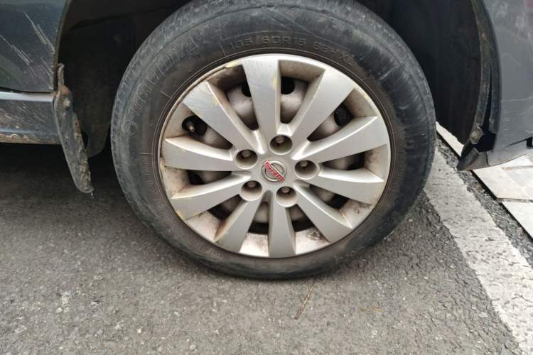 Used Jinbei Gold Hiace M Classic 2022 1.5L Engineering Lion Passenger Vehicle 5 Seats Right Front Wheel Hub