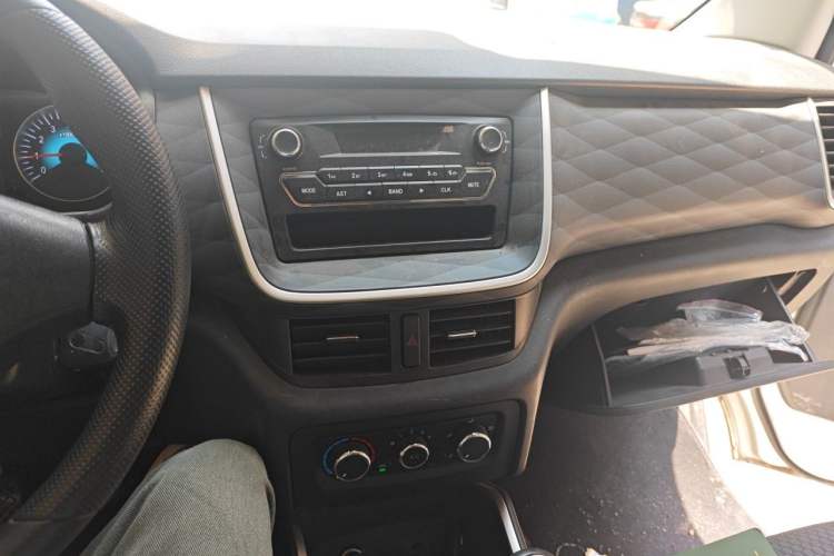 Used Jinbei Gold Hiace M Classic 2022 Panda Edition 1.5L Engineering Lion Passenger Vehicle 5 Seats Audio And AC Panel