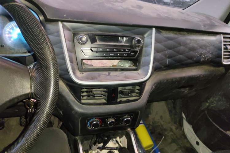 Used Jinbei Gold Hiace M Classic 2022 1.5L Engineering Lion Passenger Vehicle 6 Seats Audio And AC Panel