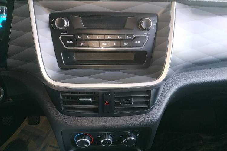 Used Jinbei Gold Hiace M Classic 2022 1.6L Engineering Lion Van 2 Seats Audio And AC Panel