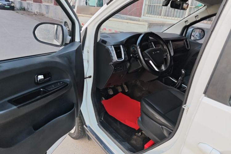 Used Jinbei Gold Hiace M Classic 2022 Panda Edition 1.5L Travel Lion Passenger Van 5 Seats Driver Seat