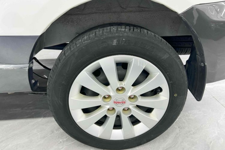 Used Jinbei Gold Hiace M Classic 2022 Panda Edition 1.5L Engineering Lion Passenger Van 6 Seats Exterior 2