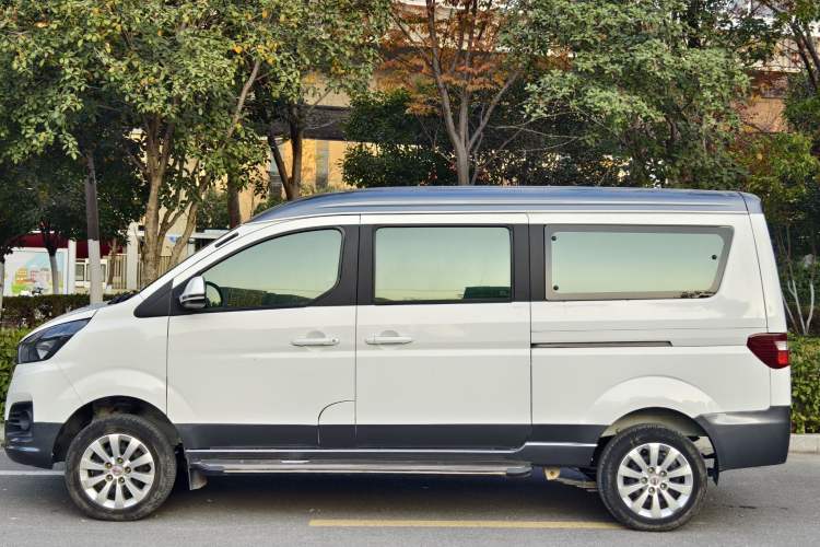 Used Jinbei Gold Hiace M Classic 2022 Panda Edition 1.5L Engineering Lion Passenger Van 6 Seats Exterior 3