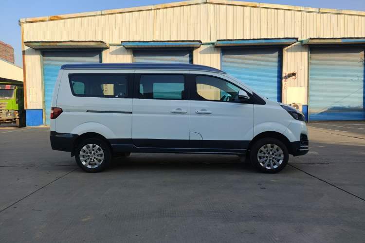 Used Jinbei Gold Hiace M Classic 2022 1.5L Travel Lion Passenger Van 6 Seats Exterior 3
