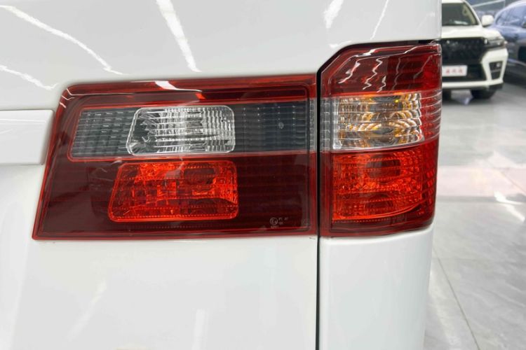 Used Jinbei Gold Hiace M Classic 2022 Panda Edition 1.5L Engineering Lion Passenger Van 6 Seats Exterior 8