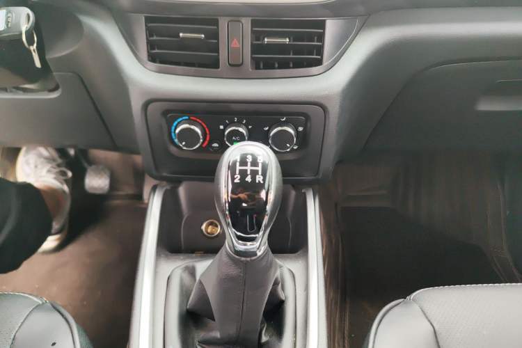Used Jinbei Gold Hiace M Classic 2022 1.5L Travel Lion Passenger Van 6 Seats Gear Lever