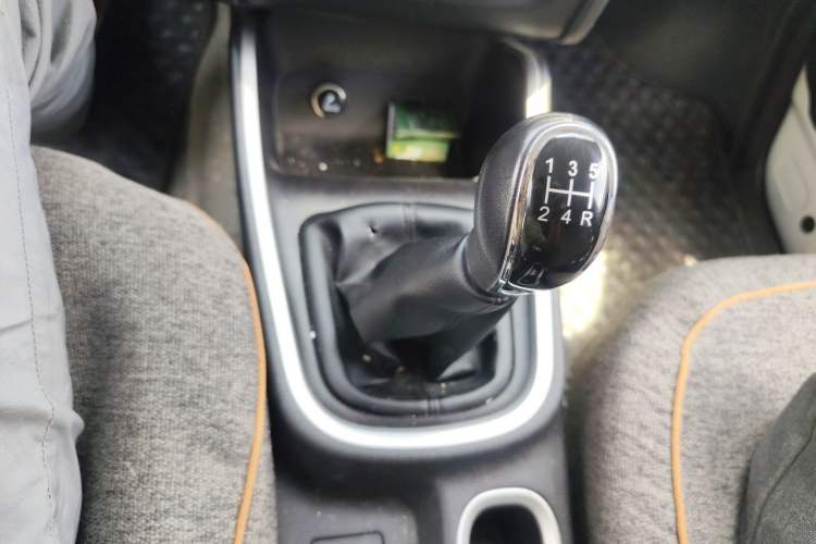Used Jinbei Gold Hiace M Classic 2022 Panda Edition 1.5L Engineering Lion Passenger Van 6 Seats Gear Lever