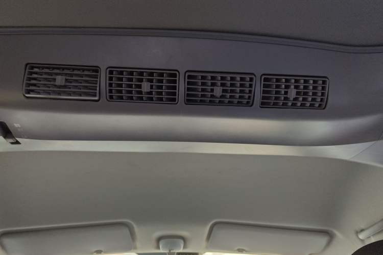 Used Jinbei Gold Hiace M Classic 2022 1.5L Travel Lion Passenger Van 6 Seats Headliner