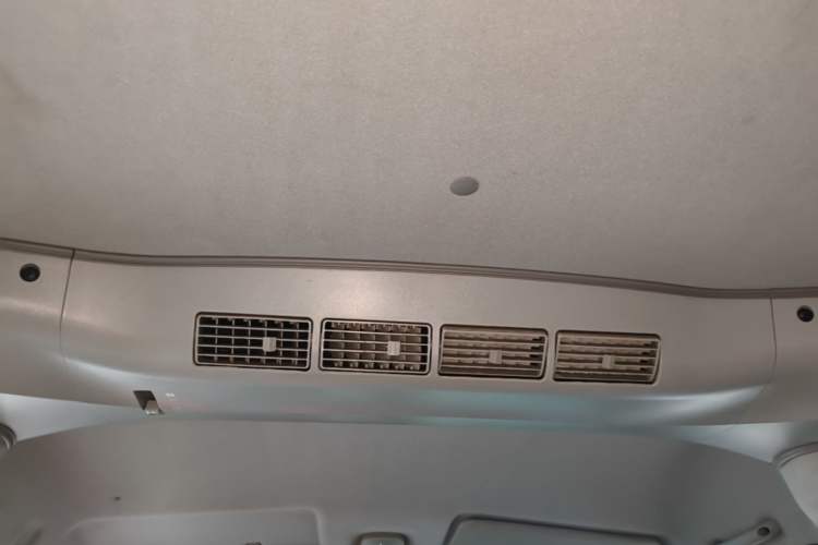 Used Jinbei Gold Hiace M Classic 2022 Panda Edition 1.5L Travel Lion Passenger Van 6 Seats Headliner