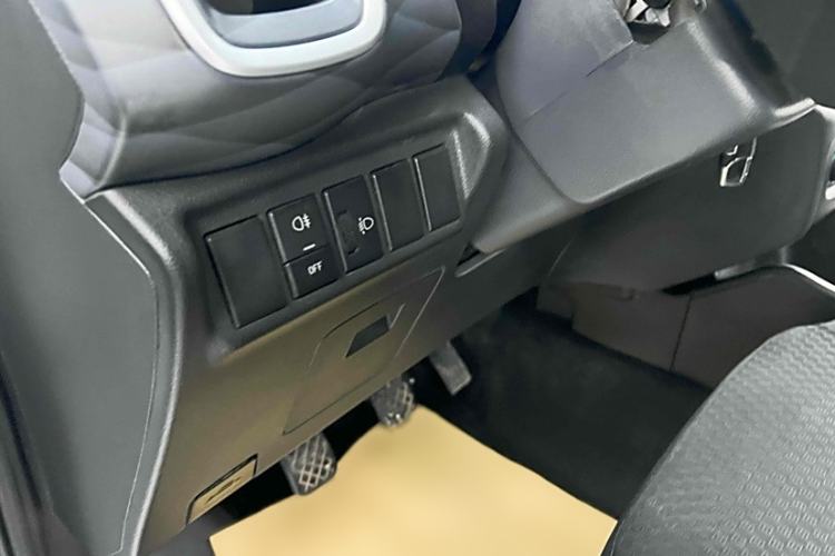 Used Jinbei Gold Hiace M Classic 2022 Panda Edition 1.5L Engineering Lion Passenger Van 6 Seats Interior 1