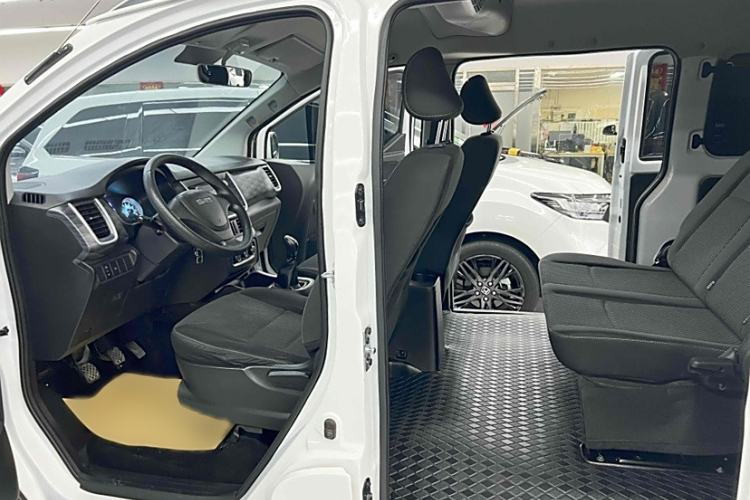 Used Jinbei Gold Hiace M Classic 2022 Panda Edition 1.5L Engineering Lion Passenger Van 6 Seats Interior 11