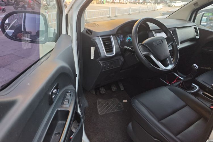 Used Jinbei Gold Hiace M Classic 2022 1.5L Travel Lion Passenger Van 6 Seats Interior 3