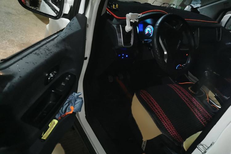 Used Jinbei Gold Hiace M Classic 2022 Panda Edition 1.5L Travel Lion Passenger Van 6 Seats Interior 3