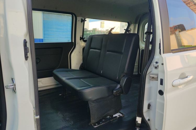Used Jinbei Gold Hiace M Classic 2022 1.5L Travel Lion Passenger Van 6 Seats Interior 3