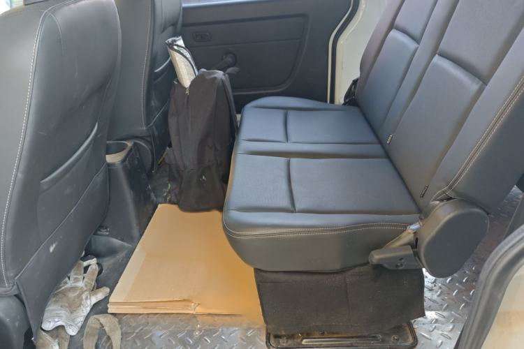 Used Jinbei Gold Hiace M Classic 2022 1.5L Travel Lion Passenger Van 6 Seats Interior 4