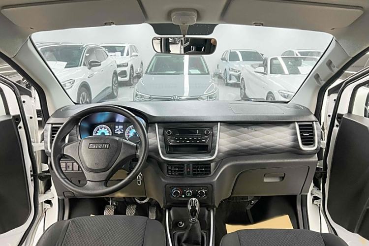 Used Jinbei Gold Hiace M Classic 2022 Panda Edition 1.5L Engineering Lion Passenger Van 6 Seats Interior 4