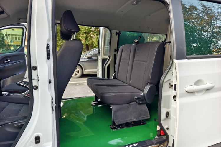 Used Jinbei Gold Hiace M Classic 2022 Panda Edition 1.5L Engineering Lion Passenger Van 6 Seats Interior 4
