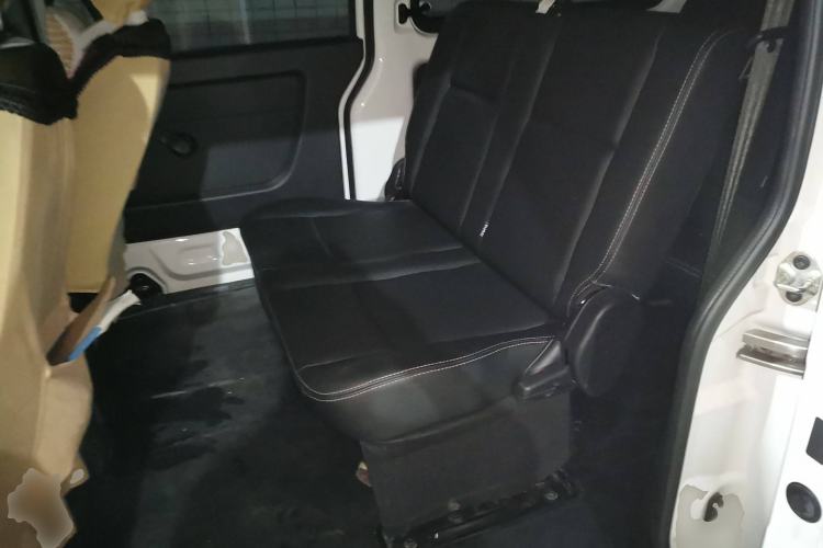 Used Jinbei Gold Hiace M Classic 2022 Panda Edition 1.5L Travel Lion Passenger Van 6 Seats Interior 4