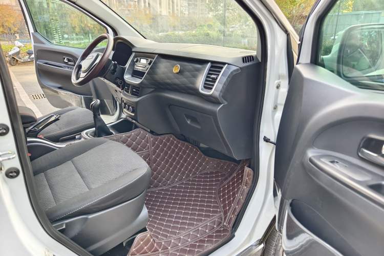 Used Jinbei Gold Hiace M Classic 2022 Panda Edition 1.5L Engineering Lion Passenger Van 6 Seats Interior 7