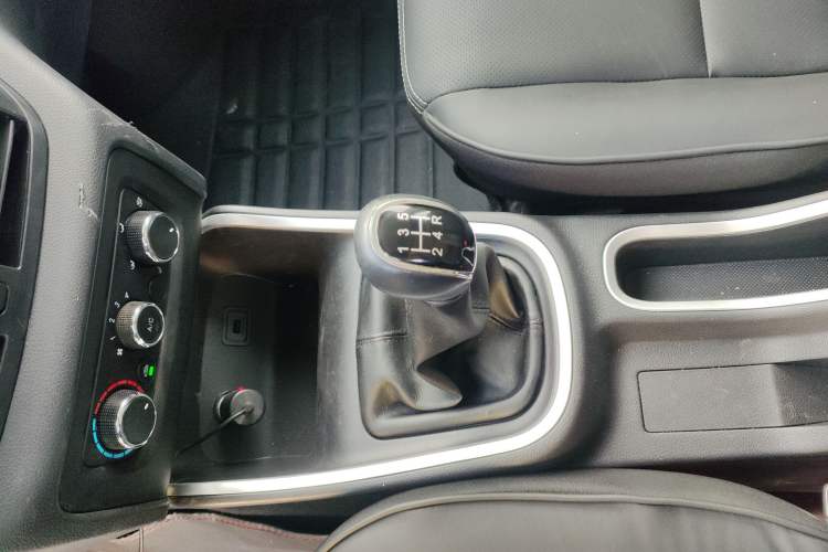 Used Jinbei Gold Hiace M Classic 2022 1.5L Travel Lion Passenger Van 6 Seats Interior 7