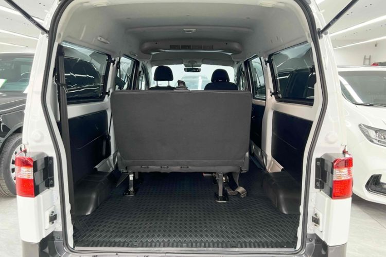 Used Jinbei Gold Hiace M Classic 2022 Panda Edition 1.5L Engineering Lion Passenger Van 6 Seats Interior 9