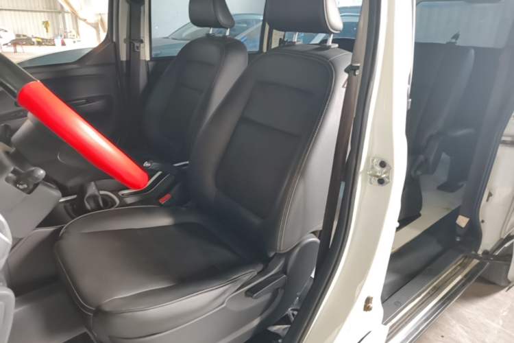 Used Jinbei Gold Hiace M Classic 2022 Panda Edition 1.5L Travel Lion Passenger Van 6 Seats Left Front Seat