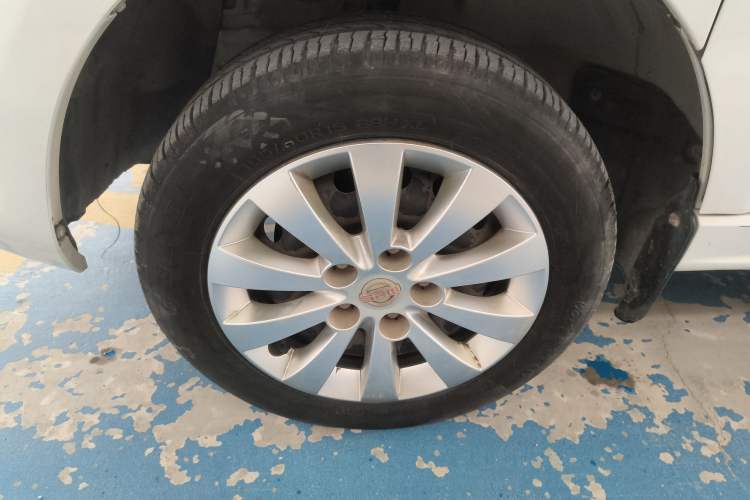 Used Jinbei Gold Hiace M Classic 2022 1.5L Engineering Lion Passenger Vehicle 6 Seats Left Front Wheel Hub