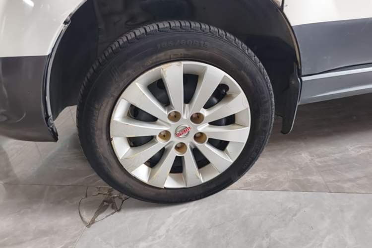 Used Jinbei Gold Hiace M Classic 2022 Panda Edition 1.5L Travel Lion Passenger Van 6 Seats Left Front Wheel Hub