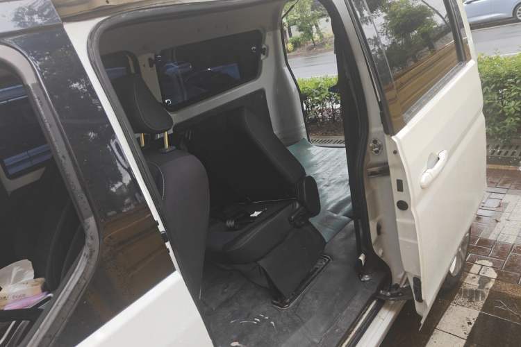 Used Jinbei Gold Hiace M Classic 2022 1.5L Engineering Lion Passenger Van 7 Seats Left Rear Seat
