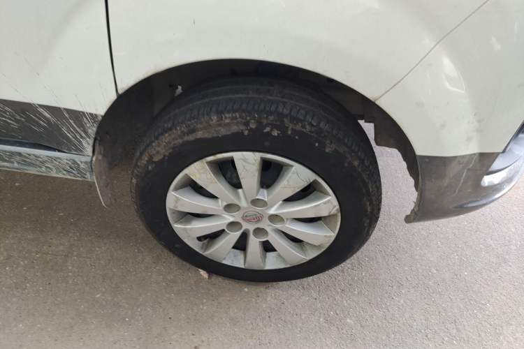 Used Jinbei Gold Hiace M Classic 2022 1.5L Travel Lion Passenger Van 6 Seats Right Front Wheel Hub