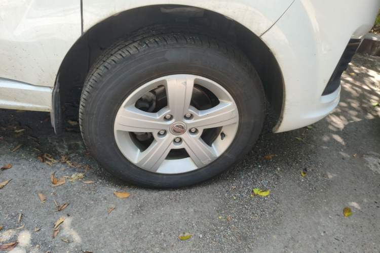 Used Jinbei Gold Hiace M Classic 2022 1.5L Engineering Lion Passenger Vehicle 5 Seats Right Front Wheel Hub