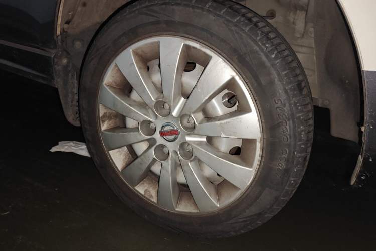 Used Jinbei Gold Hiace M Classic 2022 Panda Edition 1.5L Travel Lion Passenger Van 7 Seats Right Front Wheel Hub
