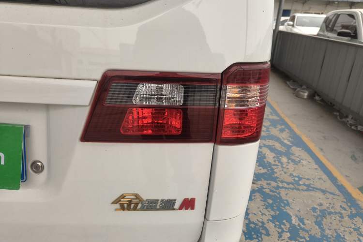 Used Jinbei Gold Hiace M Classic 2022 1.5L Engineering Lion Passenger Vehicle 6 Seats Right Rear Taillight