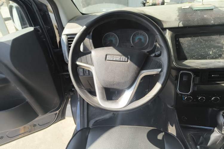 Used Jinbei Gold Hiace M Classic 2023 1.5L Travel Lion Passenger Vehicle 5/6/7 Seats Steering Wheel