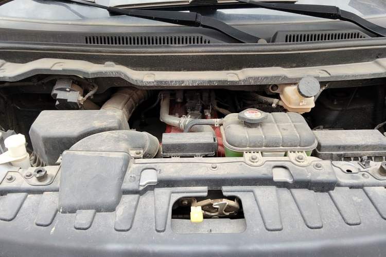 Used Jinbei Gold Hiace M Classic 2023 1.5L Engineering Lion Passenger Vehicle 5/6/7 Seats Engine Bay