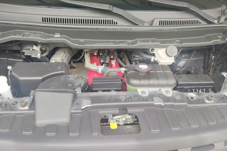 Used Jinbei Gold Hiace M Classic 2023 1.5L Engineering Lion Passenger Vehicle 5/6/7 Seats Engine Bay
