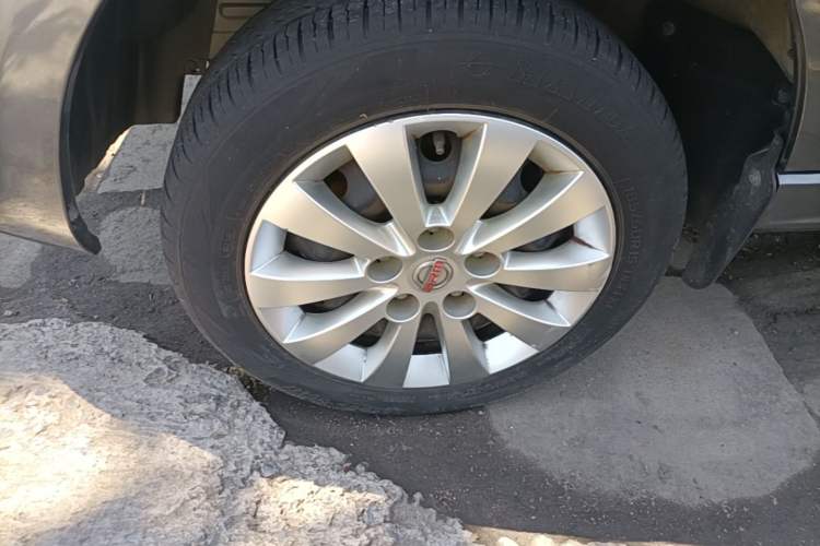 Used Jinbei Gold Hiace M Classic 2023 1.5L Engineering Lion Passenger Vehicle 5/6/7 Seats Left Front Wheel Hub
