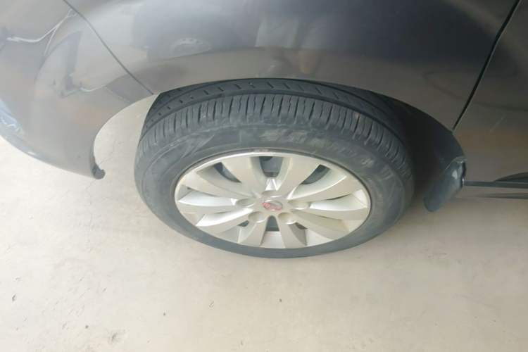 Used Jinbei Gold Hiace M Classic 2023 1.5L Engineering Lion Passenger Vehicle 5/6/7 Seats Left Front Wheel Hub