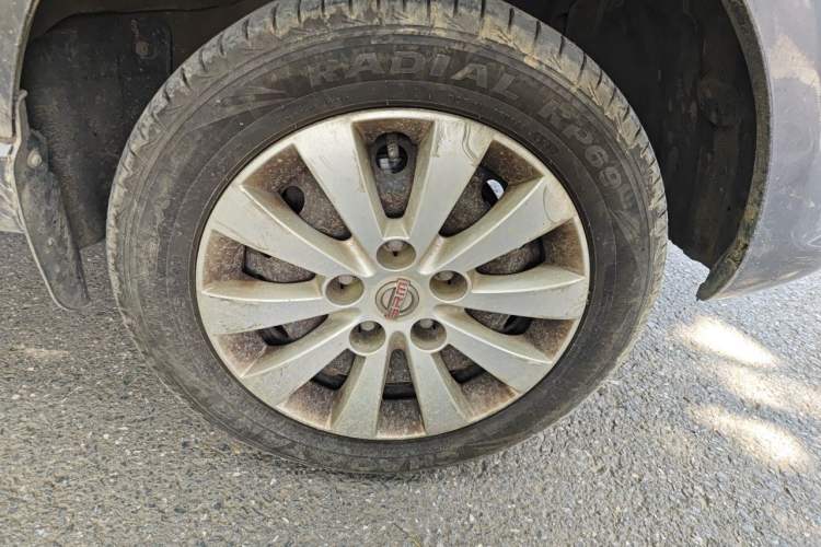 Used Jinbei Gold Hiace M Classic 2023 1.5L Travel Lion Passenger Vehicle 5/6/7 Seats Right Front Wheel Hub