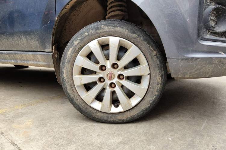 Used Jinbei Gold Hiace M Classic 2023 1.5L Engineering Lion Passenger Vehicle 5/6/7 Seats Right Front Wheel Hub