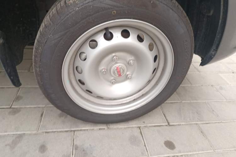 Used Jinbei Gold Hiace M Classic 2023 1.5L Engineering Lion Passenger Vehicle 5/6/7 Seats Right Front Wheel Hub