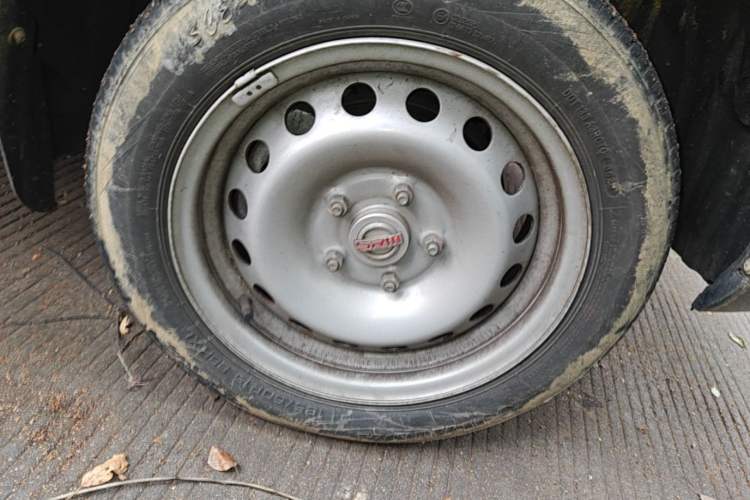 Used Jinbei Gold Hiace M Classic 2023 1.5L Engineering Lion Passenger Vehicle 5/6/7 Seats Right Front Wheel Hub