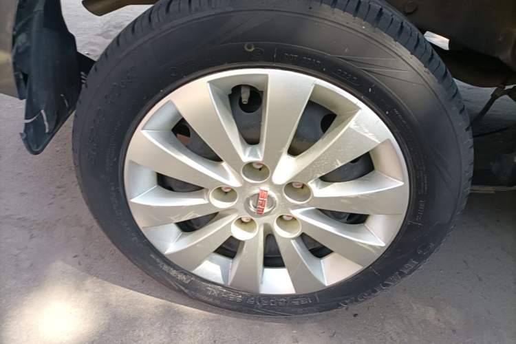 Used Jinbei Gold Hiace M Classic 2023 1.5L Engineering Lion Passenger Vehicle 5/6/7 Seats Right Rear Wheel Hub
