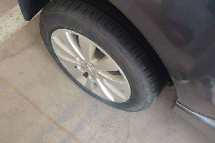 Used Jinbei Gold Hiace M Classic 2023 1.5L Engineering Lion Passenger Vehicle 5/6/7 Seats Right Rear Wheel Hub