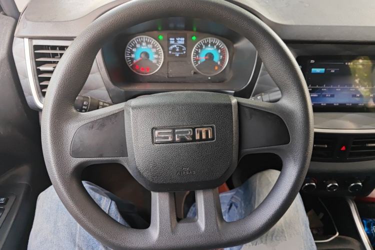 Used Jinbei Gold Hiace M Classic 2023 1.5L Travel Lion Passenger Vehicle 5/6/7 Seats Steering Wheel
