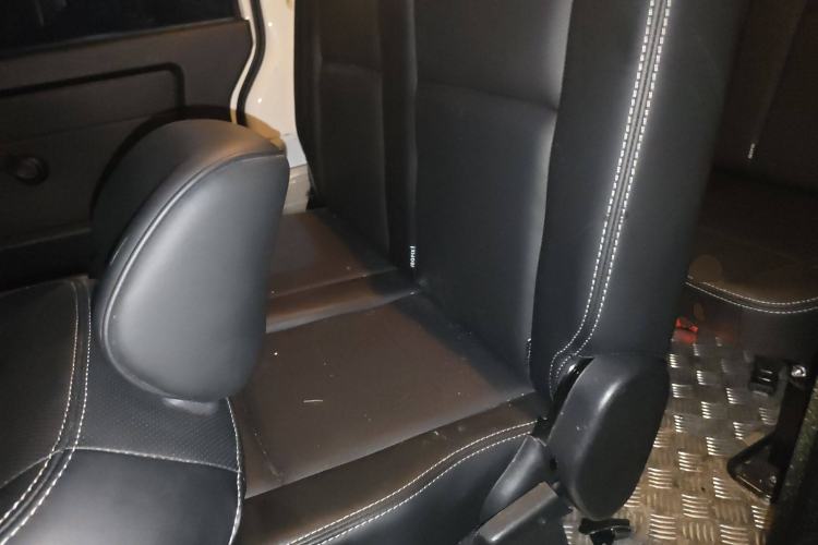 Used Jinbei Gold Hiace M Classic 2023 1.5L Travel Lion Passenger Vehicle 5/6/7 Seats Left Rear Seat