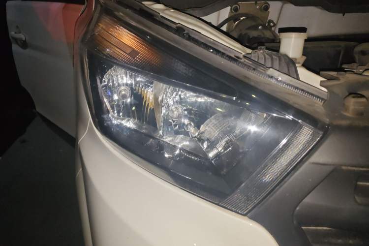 Used Jinbei Gold Hiace M Classic 2023 1.5L Travel Lion Passenger Vehicle 5/6/7 Seats Right Front Headlight