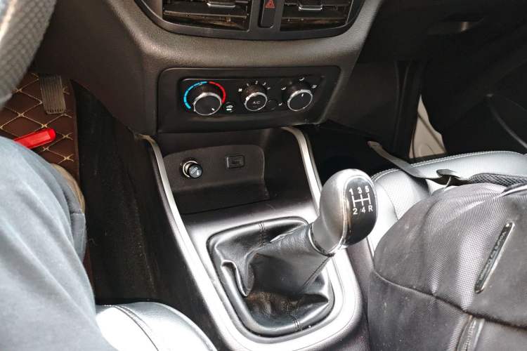 Used Jinbei Gold Hiace M Classic 2023 1.5L Travel Lion Passenger Vehicle 5/6/7 Seats Gear Lever